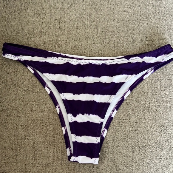 Purple and white bikini - Picture 3 of 6